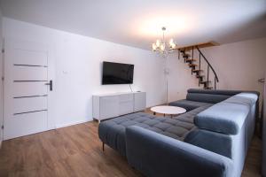 Telewizja i/lub zestaw kina domowego w obiekcie Apartamenty 8 i 10 osobowe Koniakówka Resort
