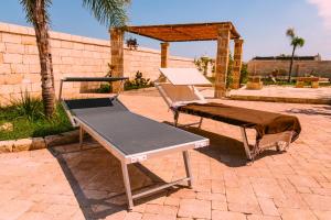 - une table de ping-pong et un banc sur une terrasse dans l'établissement Pajara Enka, à Depressa
