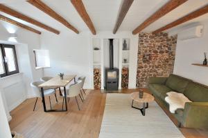 a living room with a green couch and a table at Casetta Renzi in Calmasino