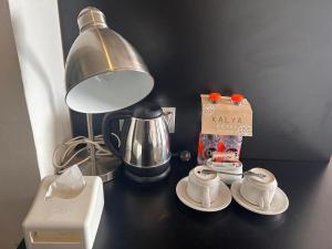 Oprema za pripravo čaja oz. kave v nastanitvi Kalya Hotel Bandung Dago
