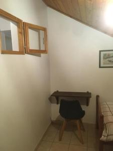 a small room with a desk and a chair at Ti'Kratèr Chambres et tables d'hôtes in Le Tampon