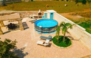 - une vue sur la piscine située à l'arrière de l'établissement dans l'établissement Pajara Enka, à Depressa