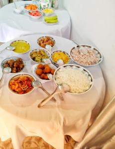 ein Tisch mit vielen verschiedenen Speisen darauf in der Unterkunft Royal Princess Holiday Inn in Alutgama