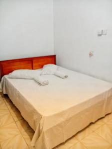 ein Bett mit zwei Handtüchern auf einem Zimmer in der Unterkunft Royal Princess Holiday Inn in Alutgama