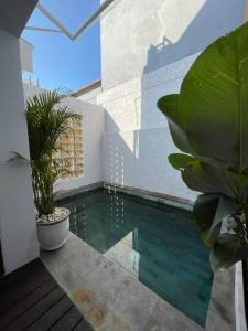 - une piscine avec des plantes dans une maison dans l'établissement LaKalena Private Villa Bali, à Ketewel