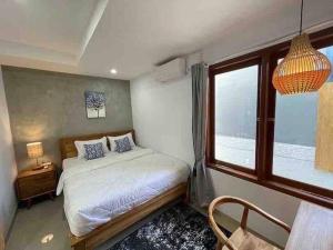 1 dormitorio con cama y ventana grande en LaKalena Private Villa Bali, en Ketewel
