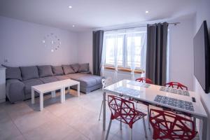 Część wypoczynkowa w obiekcie Apartamenty 8 i 10 osobowe Koniakówka Resort