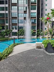 吉隆坡Cubic Botanical Entire Unit Parking/Pool KL Bangsar的一座高楼前的喷泉 更多16张照片