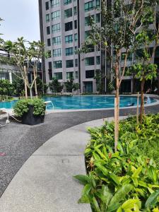 吉隆坡Cubic Botanical Entire Unit Parking/Pool KL Bangsar的建筑物中间的游泳池