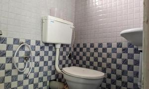 La salle de bains est pourvue de toilettes et d'un lavabo. dans l'établissement FabExpress Aabriz Residency, à Ernakulam