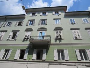 a tall building with windows and a balcony at Smart Rooms in Trieste