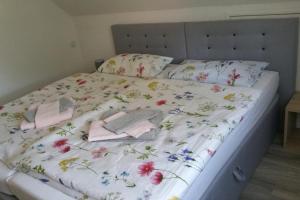 een bed met een bloemdekbed en kussens erop bij NEU! Ferienwohnung Cottbus nähe Spreewald in Cottbus
