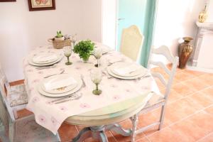 mesa de comedor con mantel rosa en Borboleta Guest House, en Figueira de Castelo Rodrigo