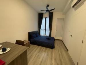吉隆坡Cubic Botanical Entire Unit Parking/Pool KL Bangsar的卧室里有一张蓝色的床和一台吊扇