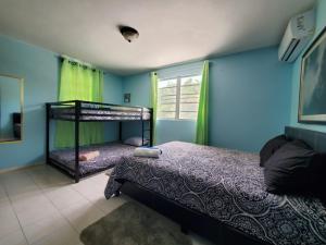 1 dormitorio con 2 literas y ventana en Near Beach, Rivers, Lagoon, Spring, Sleep up to 22, 2nd Floor, en Vega Baja