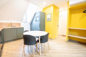 - une cuisine et une salle à manger avec une table et des chaises dans l'établissement 4point1 - T3 pour 4pers., à Amboise
