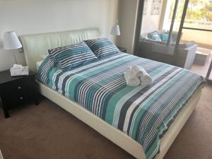 Un pat sau paturi într-o cameră la Rockingham Waterfront at Nautilus