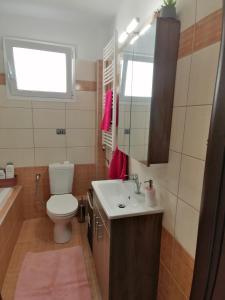 La salle de bains est pourvue de toilettes, d'un lavabo et d'une baignoire. dans l'établissement Bella Casa, à Néa Péramos