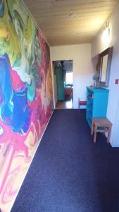 una habitación con una pintura en la pared en TUTTO House&Home en Lubno