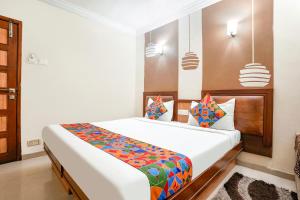 Ένα ή περισσότερα κρεβάτια σε δωμάτιο στο FabHotel Shanti Sadan Near Ellisbridge