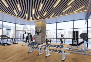 una palestra con attrezzature per il fitness in un edificio di Artyzen Habitat Hengqin Zhuhai a Zhuhai