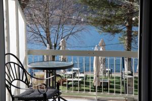 un tavolo e sedie su un balcone con vista sull'oceano di Panagiotidis lake house a Kastoria