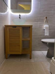 Vonios kambarys apgyvendinimo įstaigoje Ambiance cocooning pour visiter la Normandie