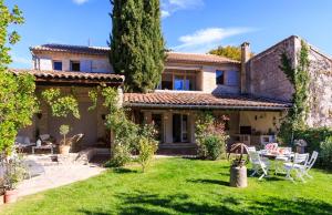 eine Außenansicht eines Hauses mit Hof in der Unterkunft Villa Marcelline in Saint-Marcellin-lès-Vaison