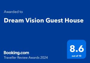 una señal azul que lee la casa de huéspedes de ensueño en Dream Vision Guest House en Diu