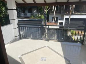un balcón con una valla negra y un edificio en Shenumi villa en Waskaduwa