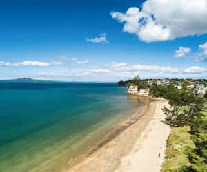 オークランドにある7BR 3BH Beach Escape. 2 min to Browns Bay Beachのビーチと海の空中写真