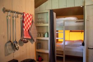 una cocina con una litera con utensilios en Luxe Safaritent 6 persoons op Camping Rijsterbos, en Rijs