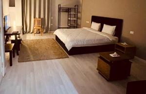 sypialnia z łóżkiem i biurkiem oraz łóżko o wymiarach 6 x 6 x 6 w obiekcie Rove Residence New Cairo w Kairze