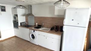 Η κουζίνα ή μικρή κουζίνα στο Maison de pêcheur à Giens les pieds dans l'eau !