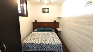 Ένα ή περισσότερα κρεβάτια σε δωμάτιο στο Maison de pêcheur à Giens les pieds dans l'eau !