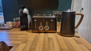 a toaster sitting on top of a wooden table at Bijou Malthouse in Alcester