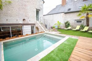 una piscina en el patio trasero de una casa en Maison paradisiaque avec piscine, en Mosnes