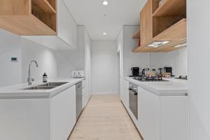Cucina o angolo cottura di Zi apartments - with Balcony, Bayview, Sauna and Pool