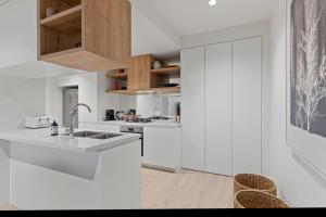 Cucina o angolo cottura di Zi apartments - with Balcony, Bayview, Sauna and Pool