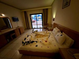 Sharm Cliff Hotel في شرم الشيخ: غرفة نوم بها سرير عليه زهور