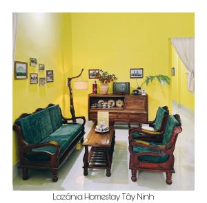 uma sala de estar com duas cadeiras e uma mesa em Lazánia homestay Đất Thánh-số 8a hẻm số 3 Phạm Văn Xuyên em Tây Ninh