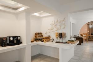 Příslušenství pro přípravu čaje a kávy v ubytování DUNES - Semi Based Apartment with Indoor Garden - Part Of White Dunes Luxury Boutique Hotel