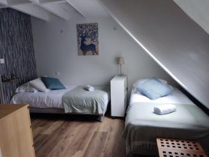 een slaapkamer met 2 bedden en een trap bij Chez Soline - Le Duplex climatisé in Amboise