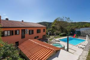 una casa con piscina al lado de una casa en Casa Jakov, en Roč