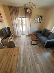 sala de estar con sofá y TV en AgaApartments en Słupca