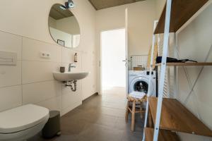 y baño con lavabo y lavadora. en dreamcation Apartments Boardinghouse - Straubing Süd, en Straubing