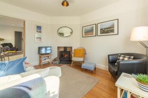 Televiisor ja/või meelelahutuskeskus majutusasutuses Barnwell Cottage