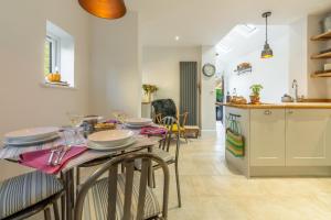 Köök või kööginurk majutusasutuses Barnwell Cottage