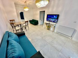 uma sala de estar com um sofá azul e uma mesa em Solid Residence Sea View em Mamaia