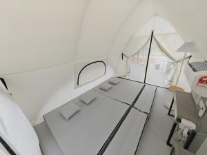 una vista aérea de una habitación en un barco en The Coco Journey - Eco Tent en Kelebang Besar